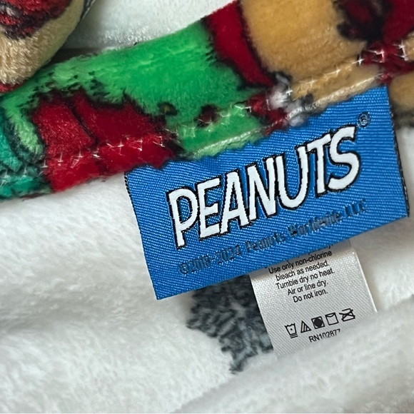 Peanuts Snoopy White Holiday Throw Blanket - Picture 4 of 4